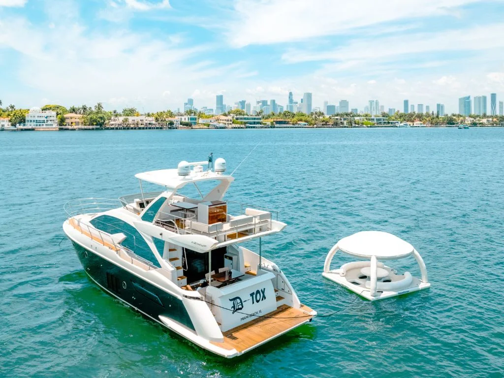 53 Azimut yacht cruising in Miami