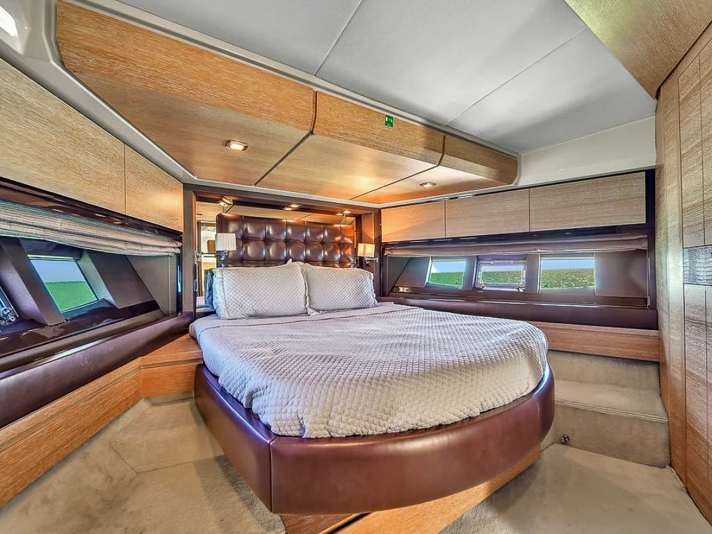 Guest cabin with two beds on the 70 Azimut V