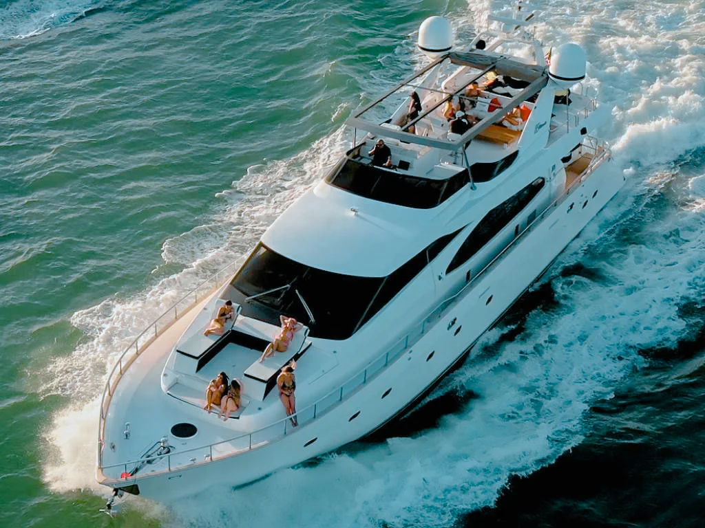 Side view of the 85 Azimut yacht cruising