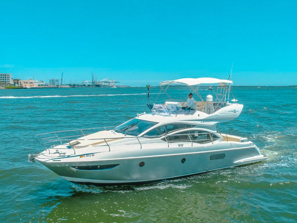 Side view of the 40 Azimut II yacht in Miami open waters