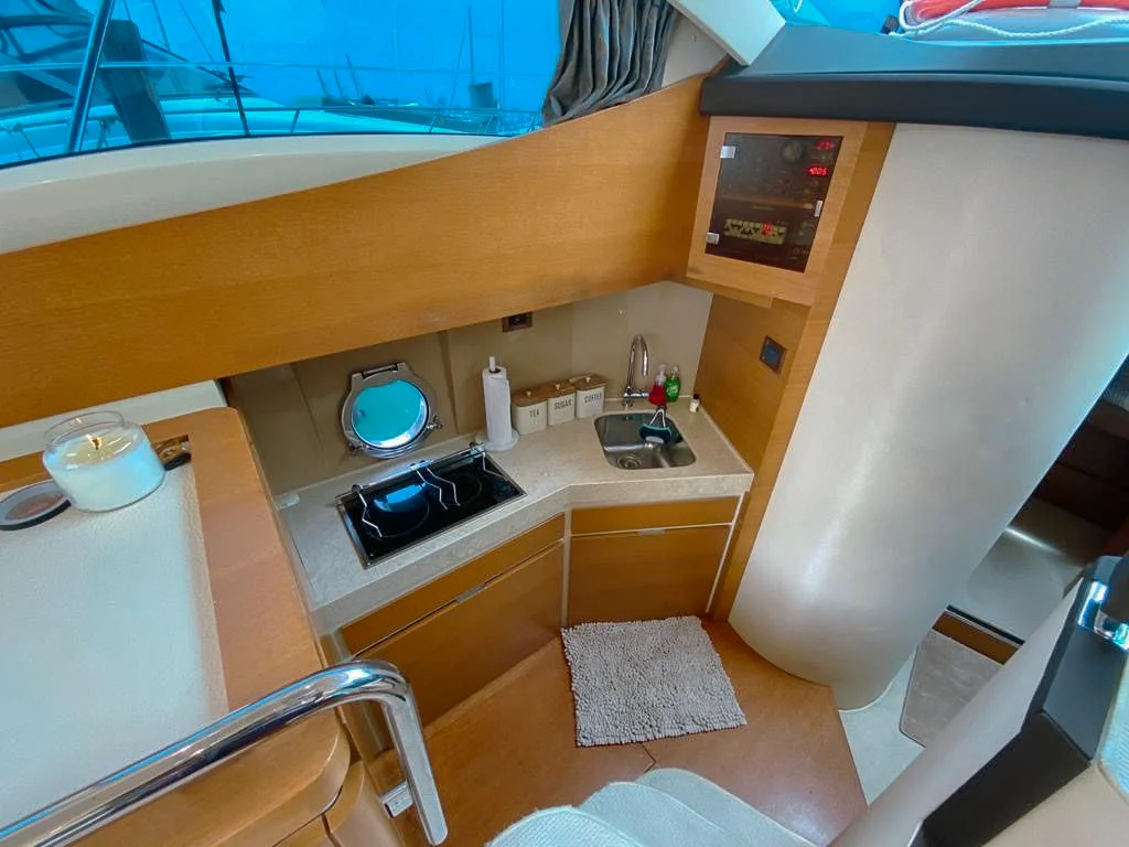 Interior salon of the 40 Azimut II with seating and table