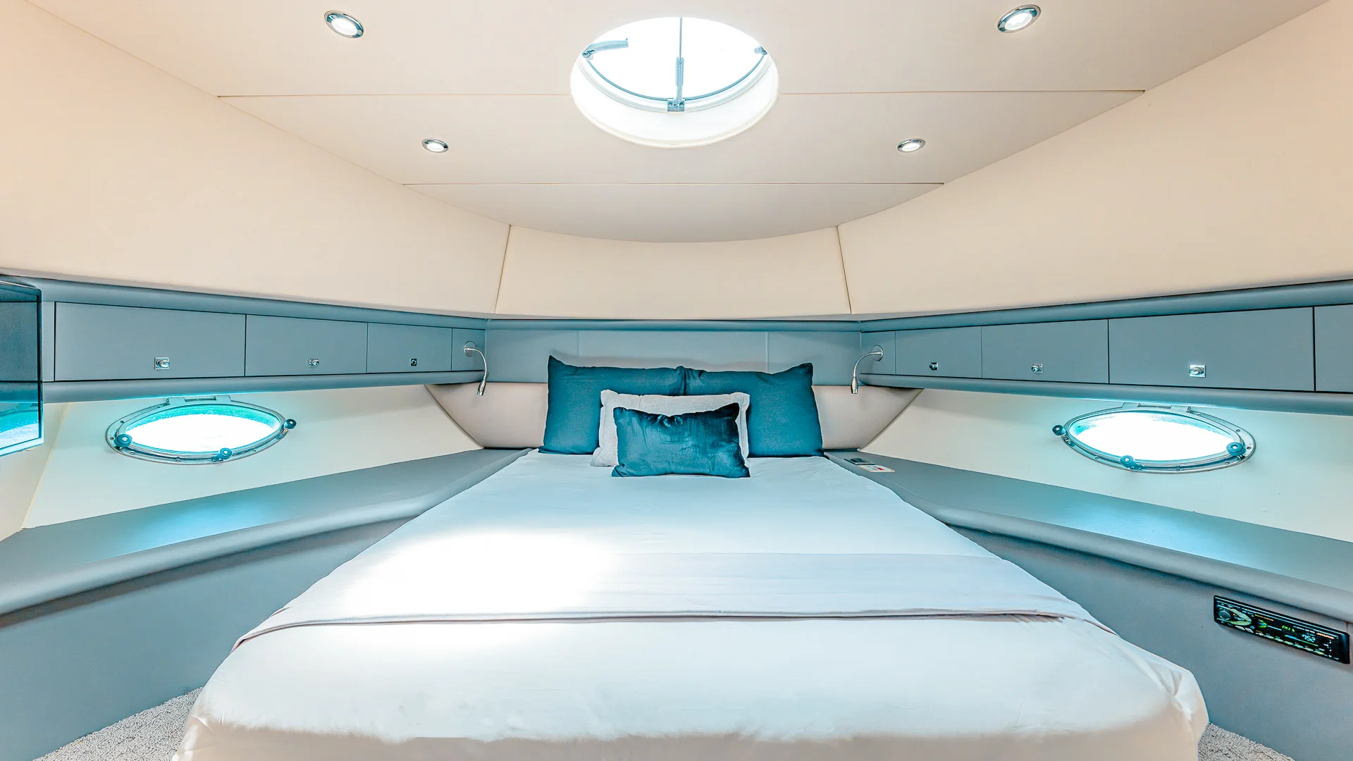 Guest cabin with twin beds on the 80 Sunseeker yacht