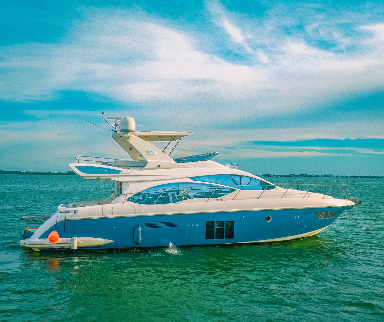 Side view of the 55 Azimut IV yacht cruising