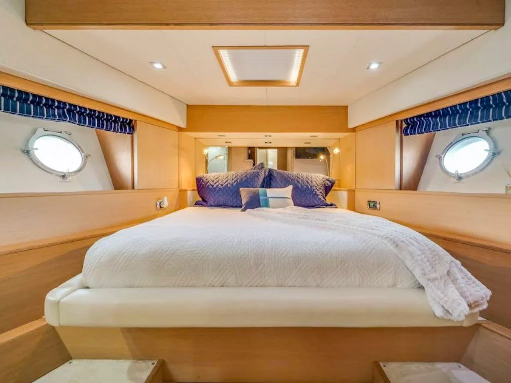 Guest cabin with twin beds on the 75 Aicon