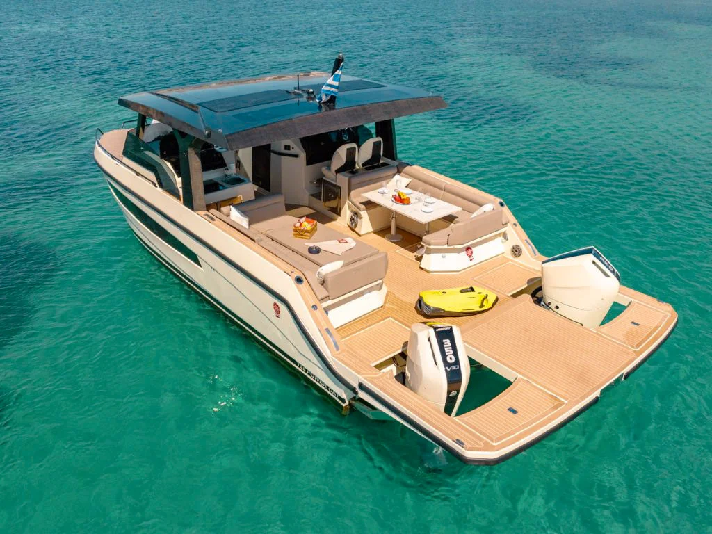 38 Tesoro yacht cruising on the water