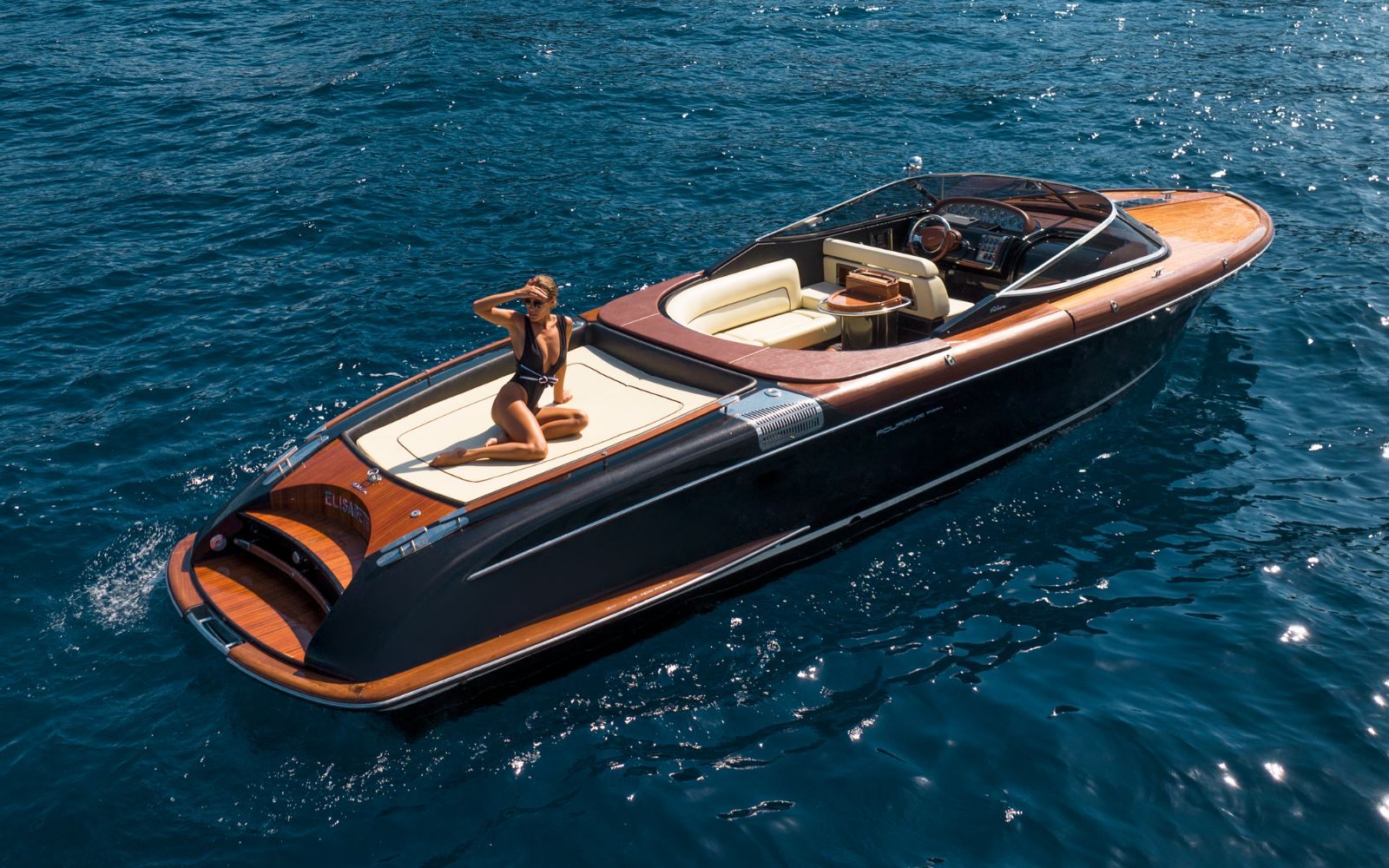 33 Riva Aquariva Super yacht cruising in Italy