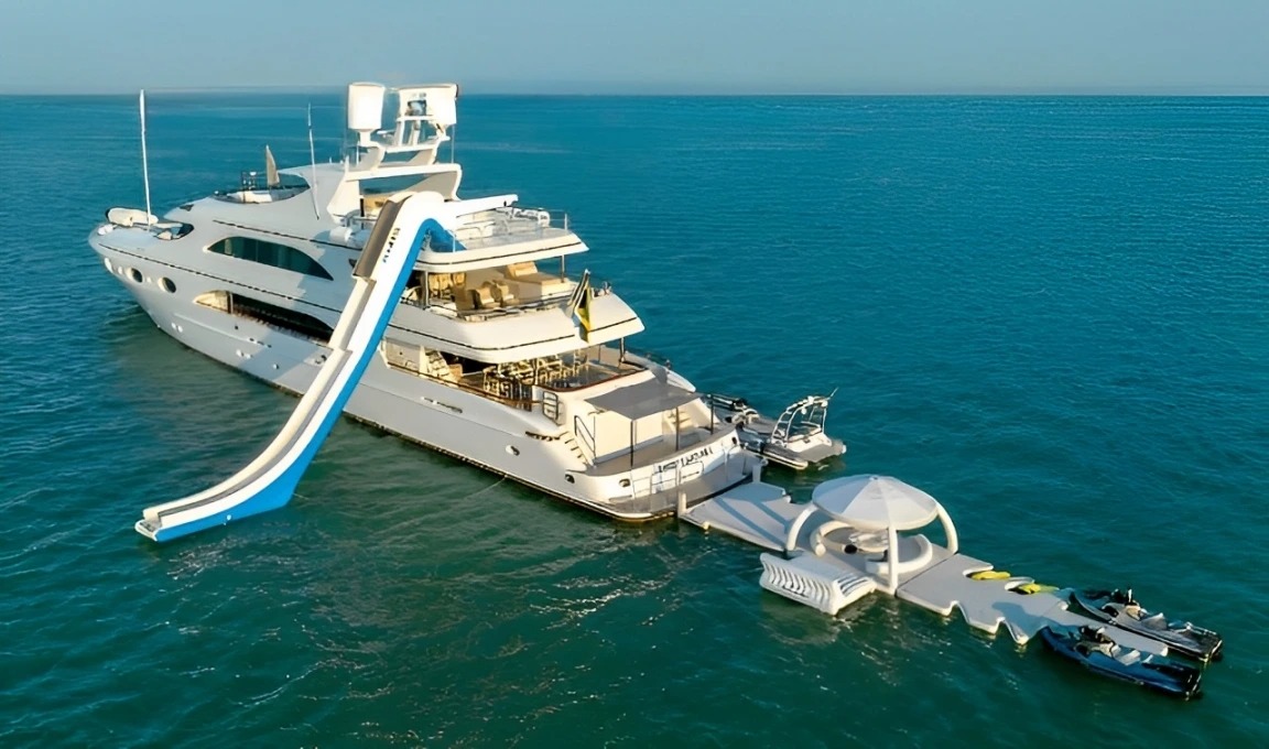 166 Trinity superyacht at sea