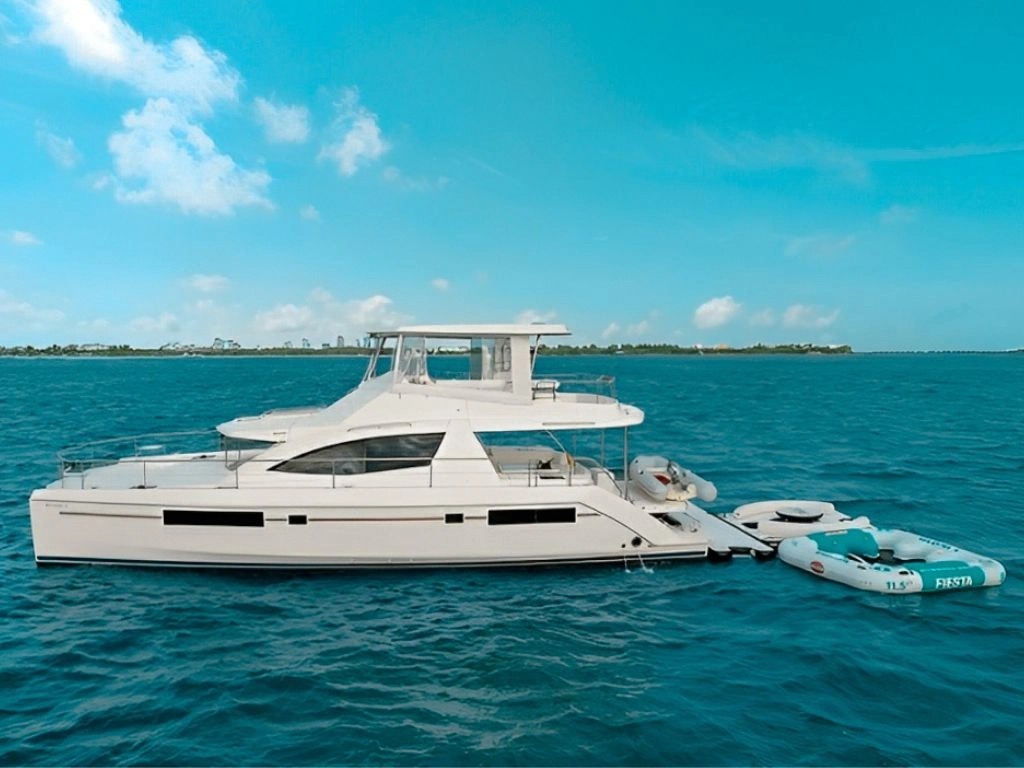52 Leopard power catamaran for private charter in Miami