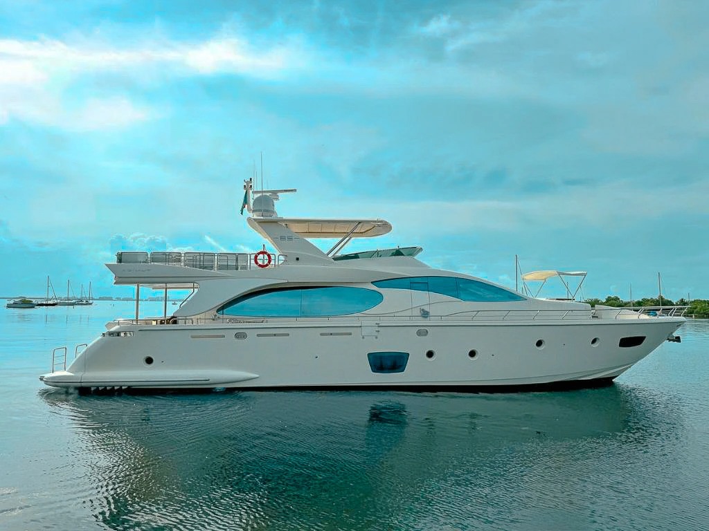 85 Azimut II superyacht with sundeck and spa for charter in Miami