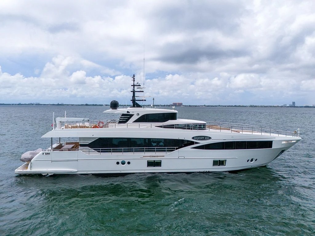 100 Majesty superyacht with beach club for charter in Miami