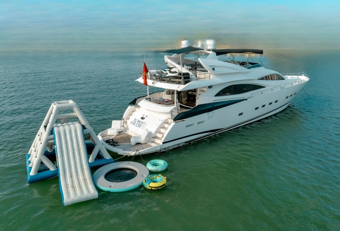 94 Sunseeker yacht exterior in Miami