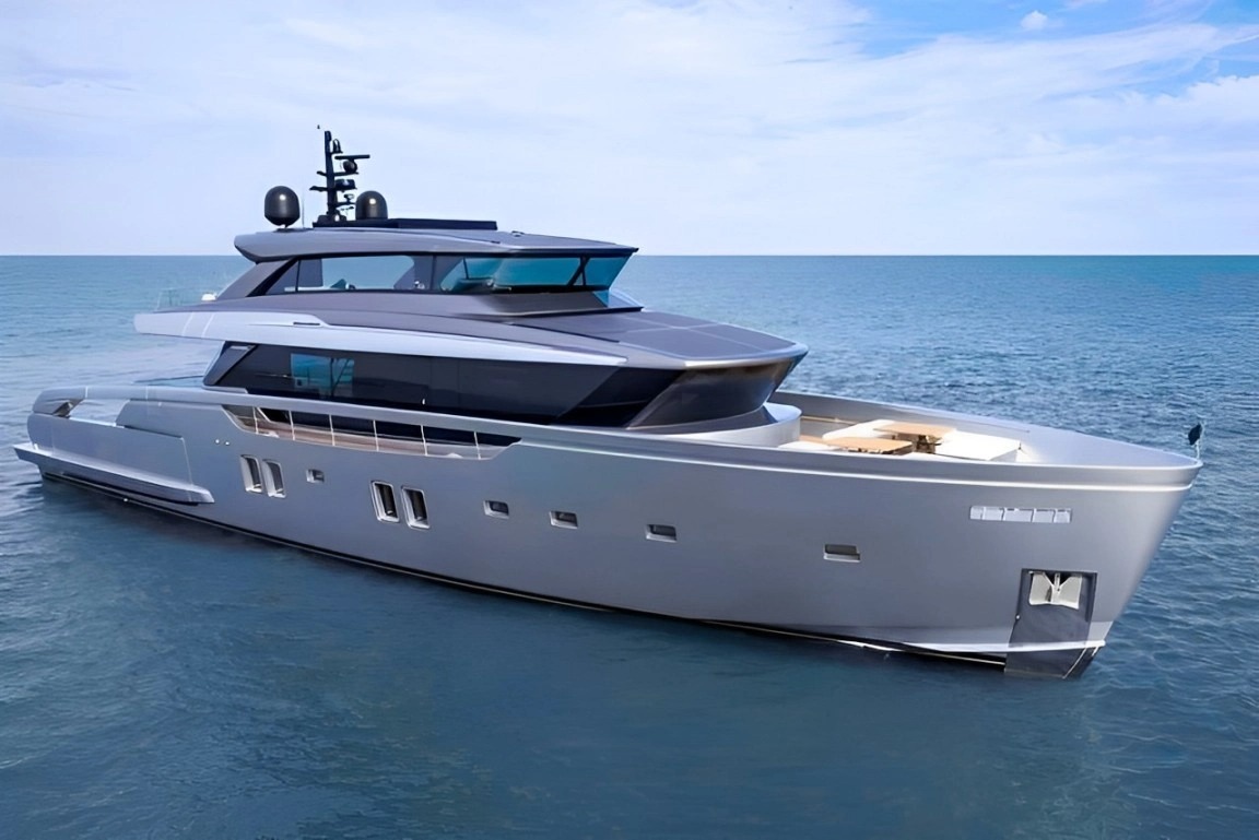 112 San Lorenzo yacht deck