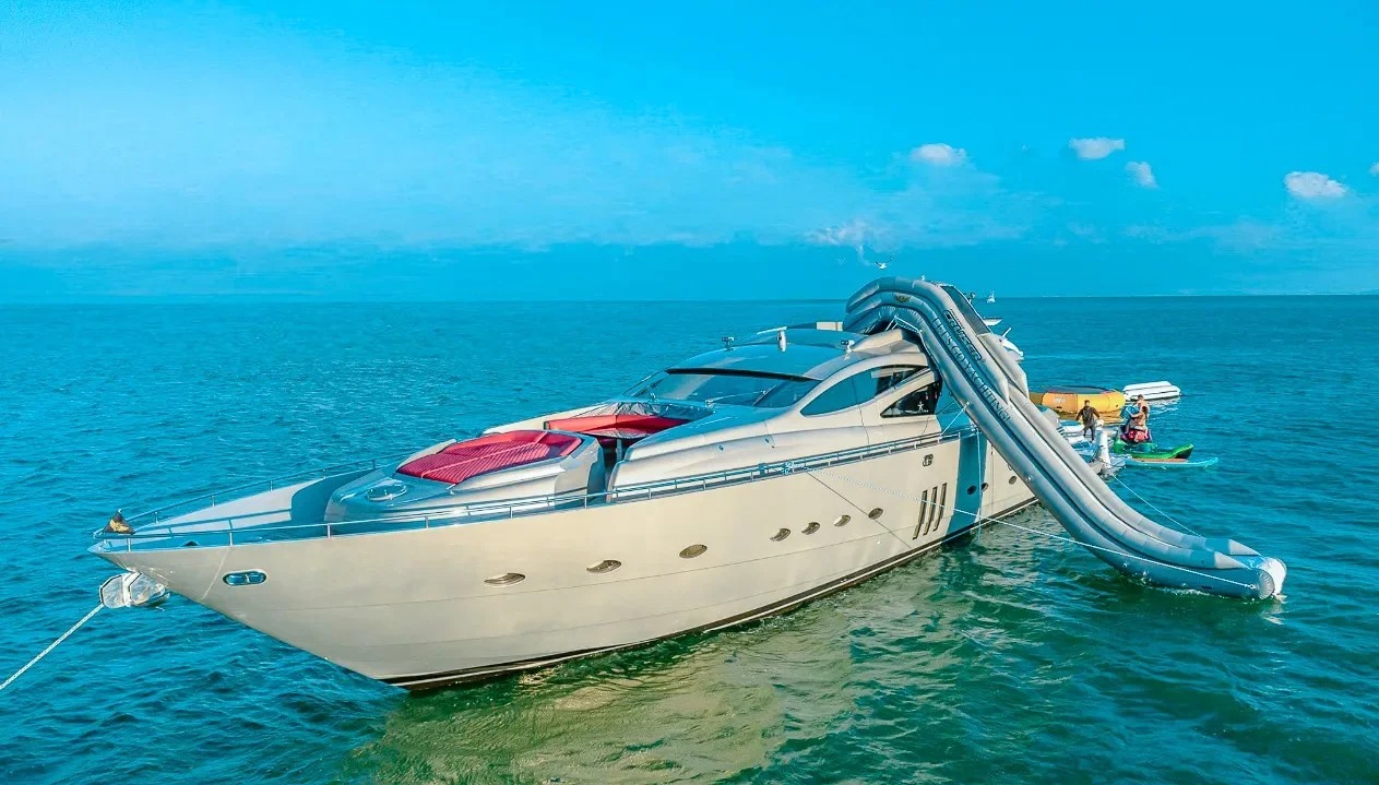 90 Pershing superyacht for private day charter in Miami