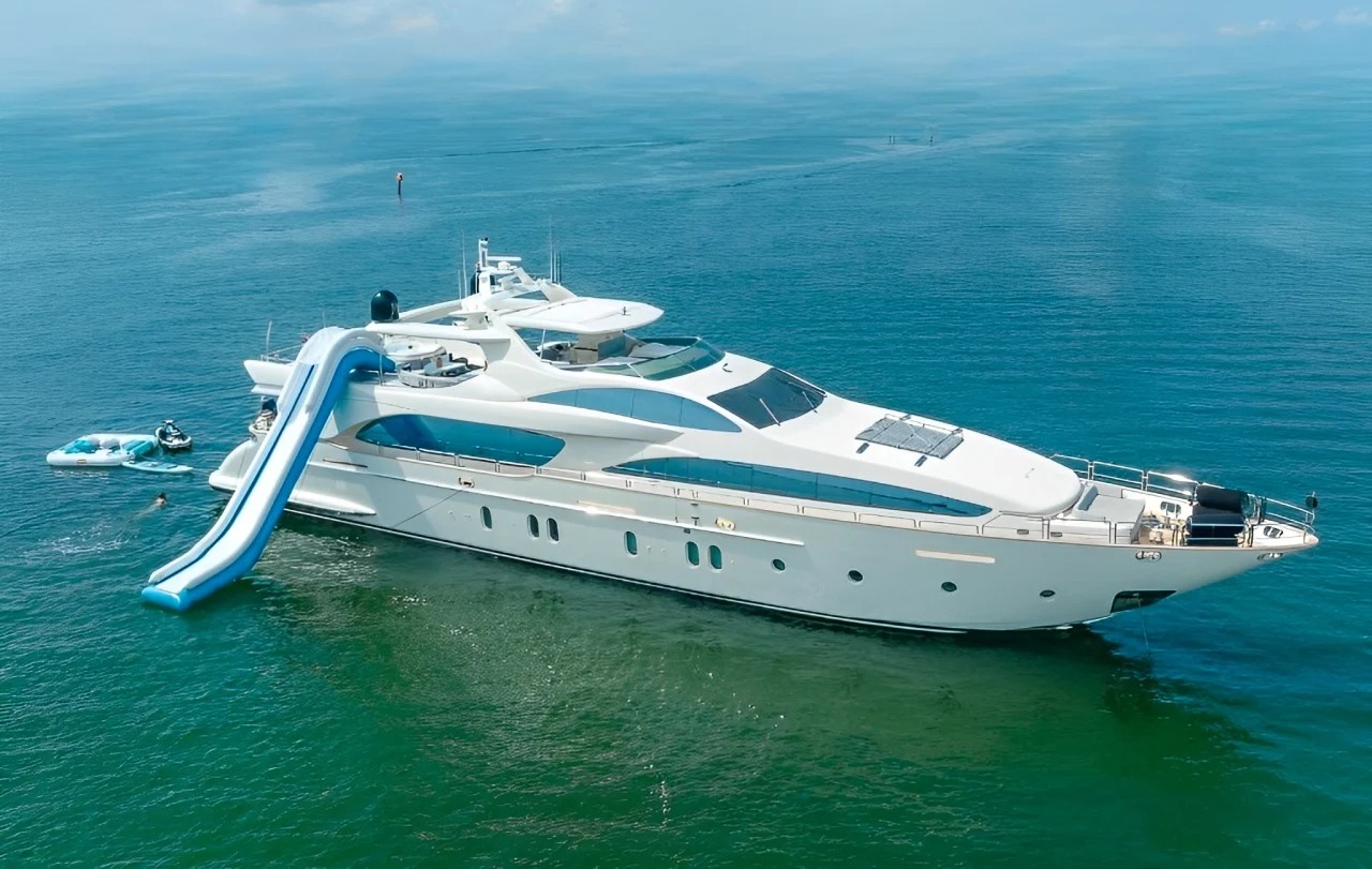 116 Azimut luxury yacht interior