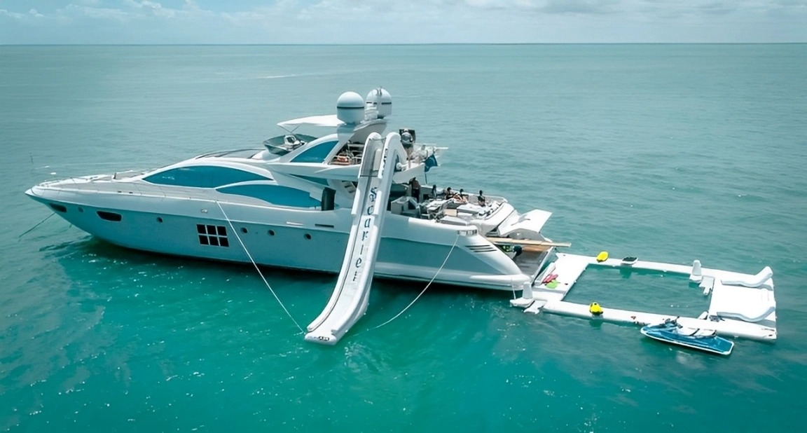103 Azimut II superyacht with water toys for charter in Miami