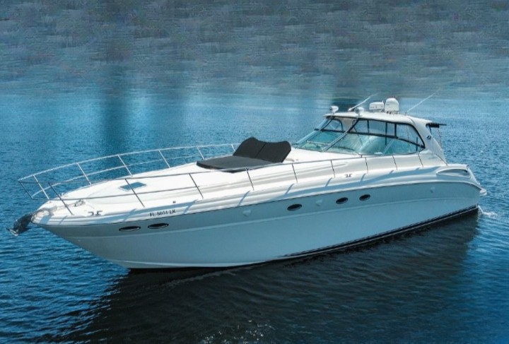 Exterior view of the 55 Sea Ray yacht cruising through calm waters