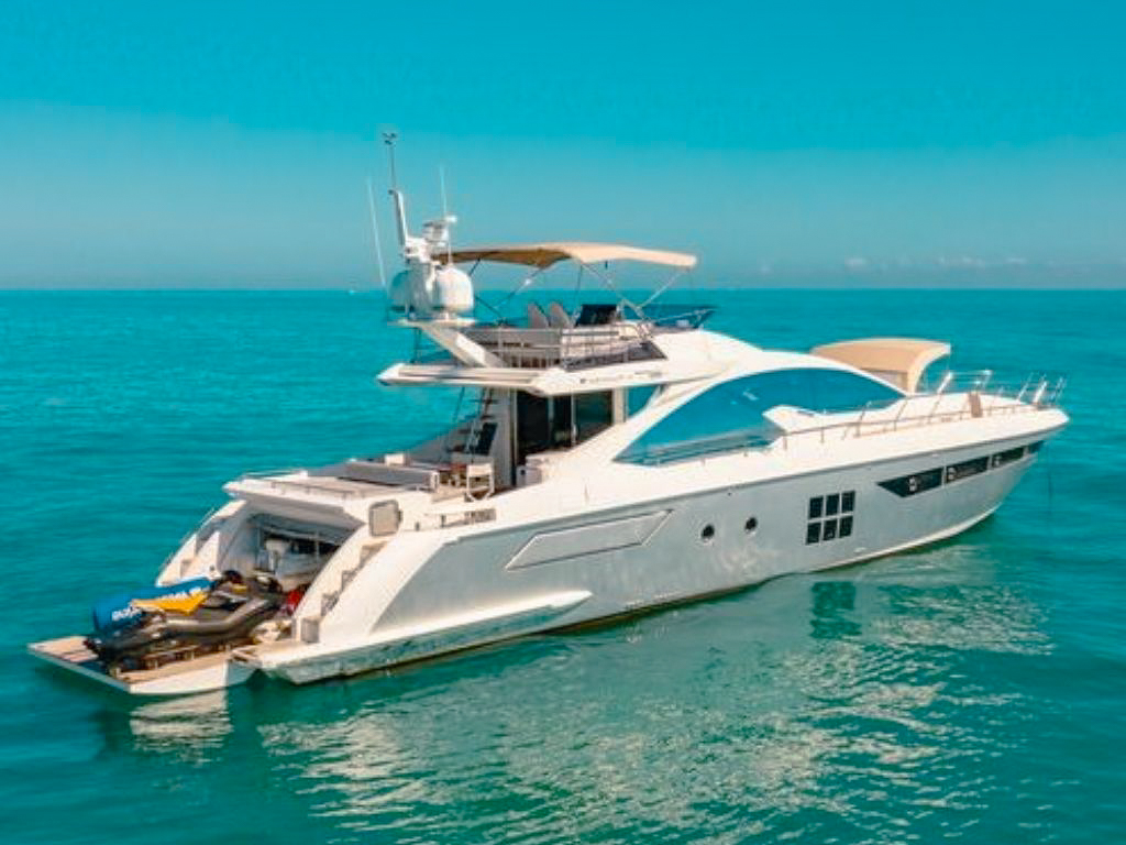 77 Azimut S yacht cruising in Miami