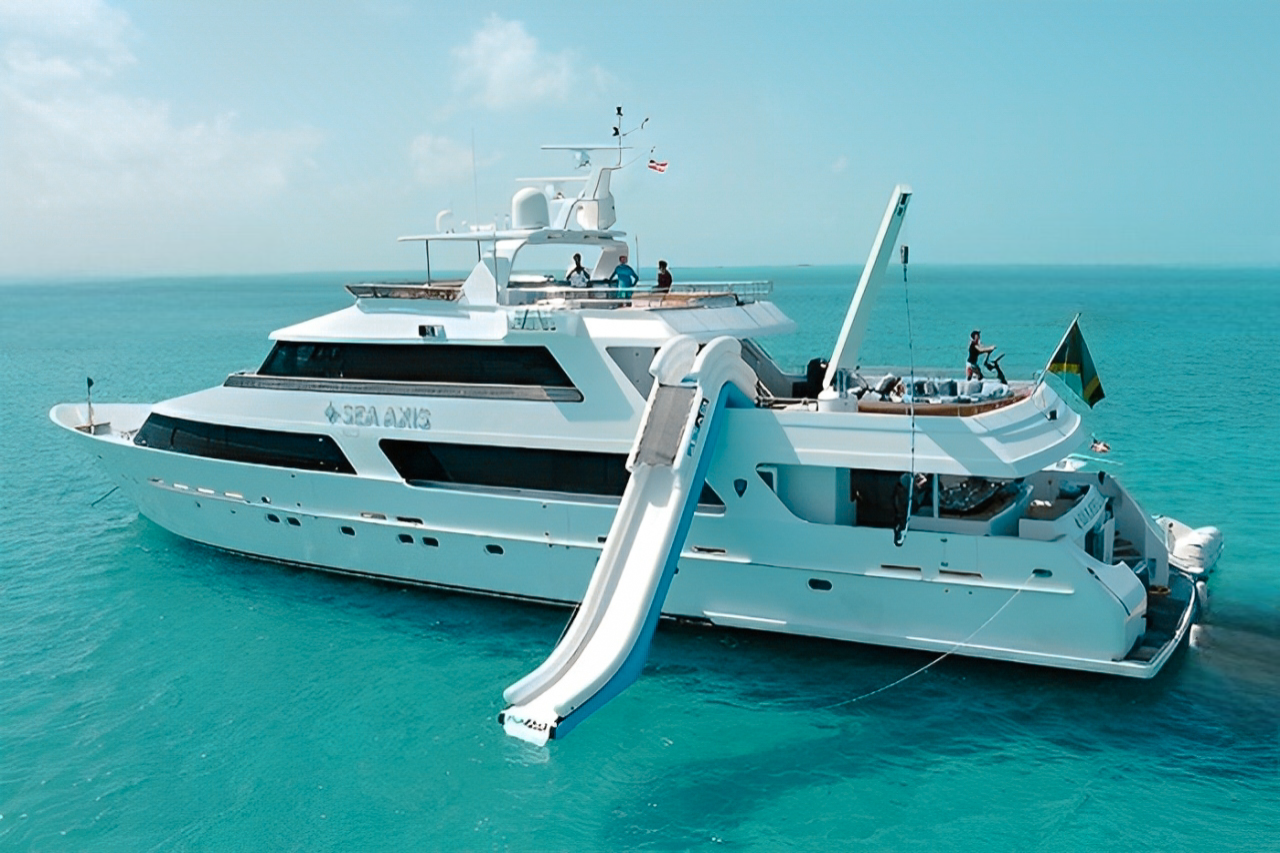 125 Heesen superyacht with sundeck and gym for private Bahamas charter