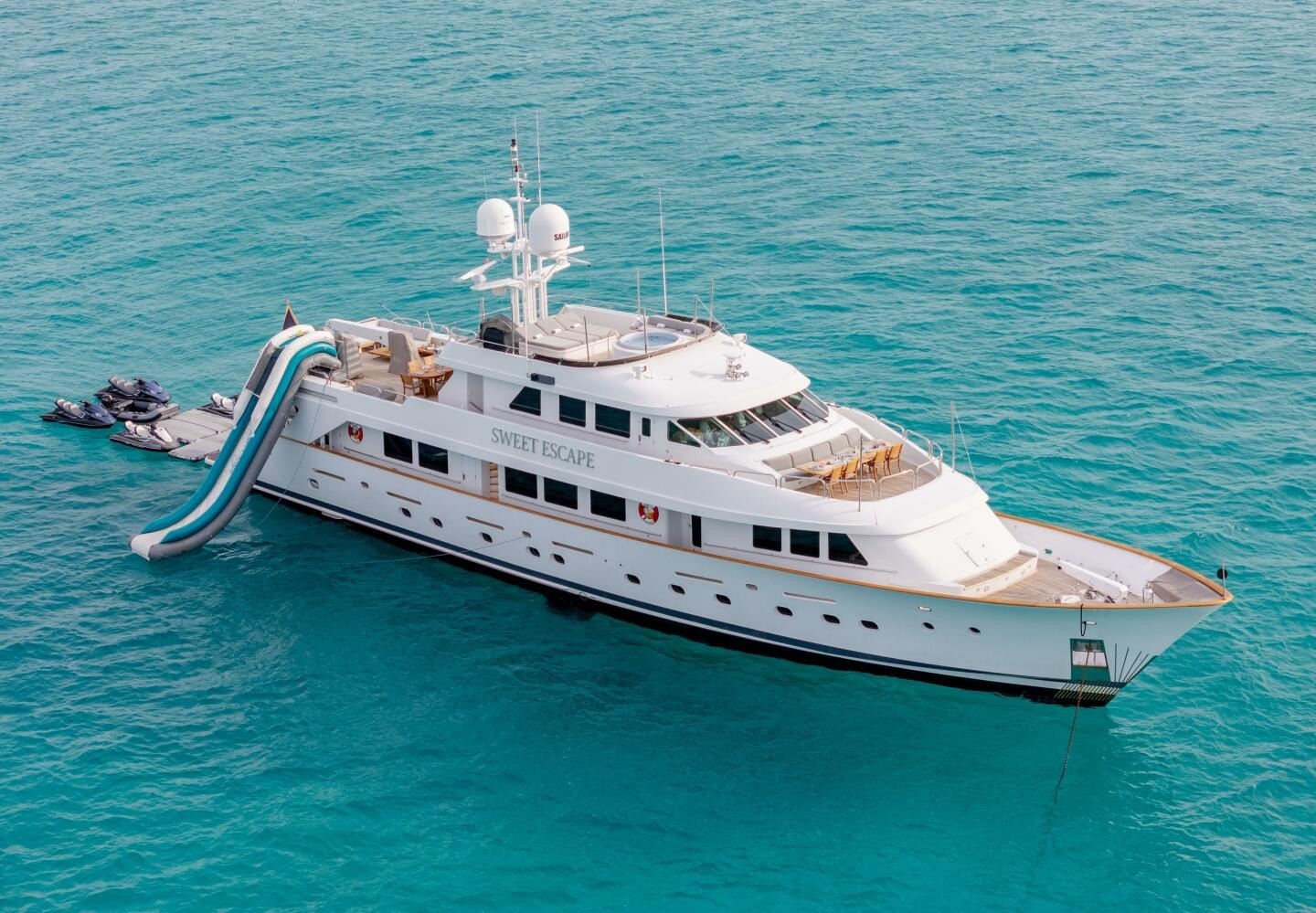 Bahamas Luxury Yacht Charter — 6 Crewed Multi-Day Yachts with Jacuzzi Bahamas Luxury Yacht Charter — 6 Crewed Multi-Day Yachts with Jacuzzi