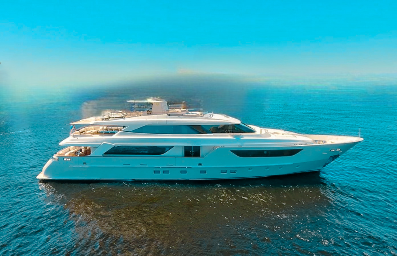 Exterior view of the 125 San Lorenzo yacht in The Bahamas