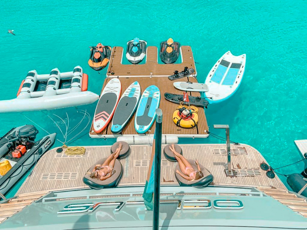 Guest cabin on 128 Oceanfast yacht