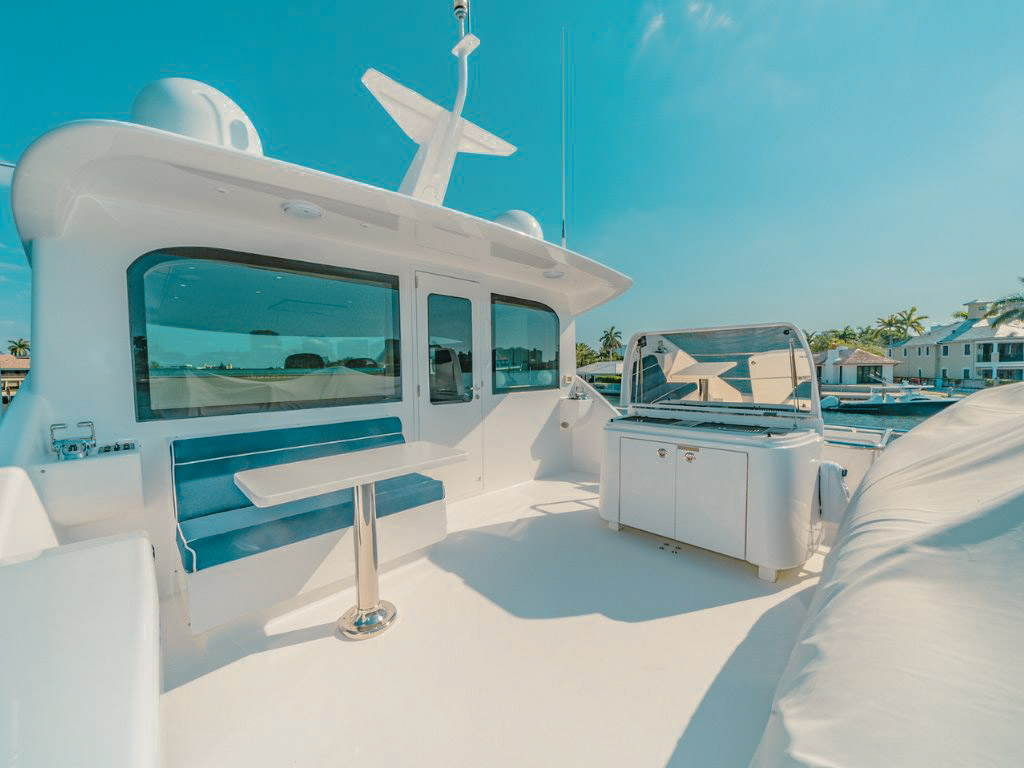 A large float connected to the 75 Hatteras II yacht