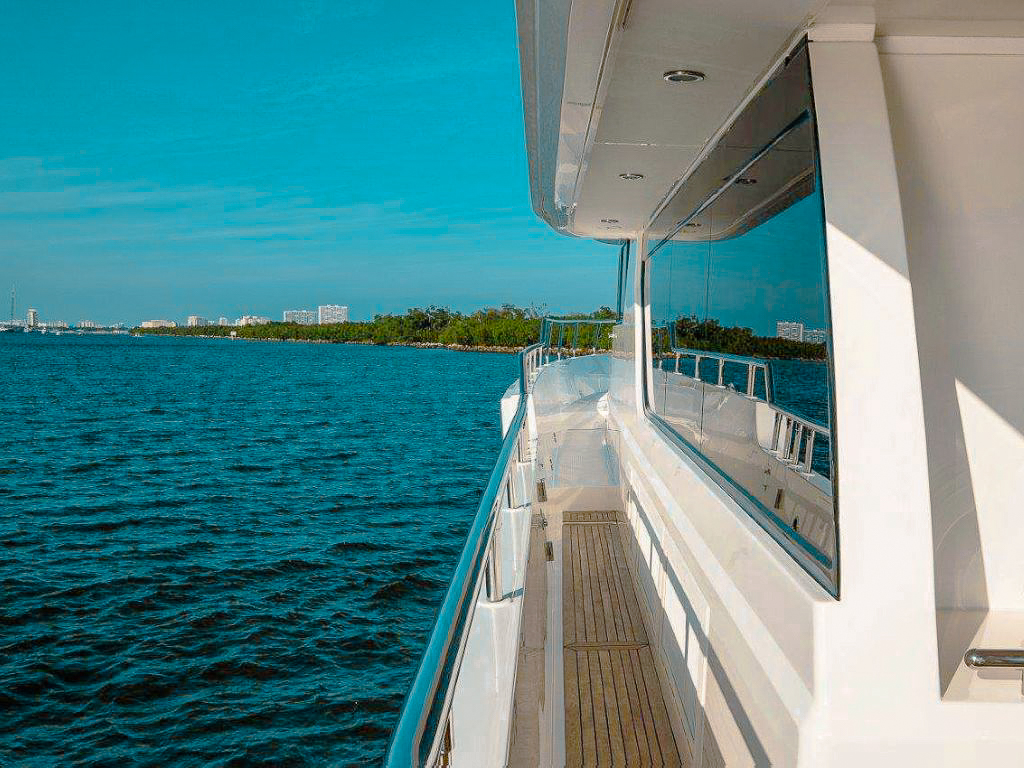 Interior salon of 76 Horizon yacht