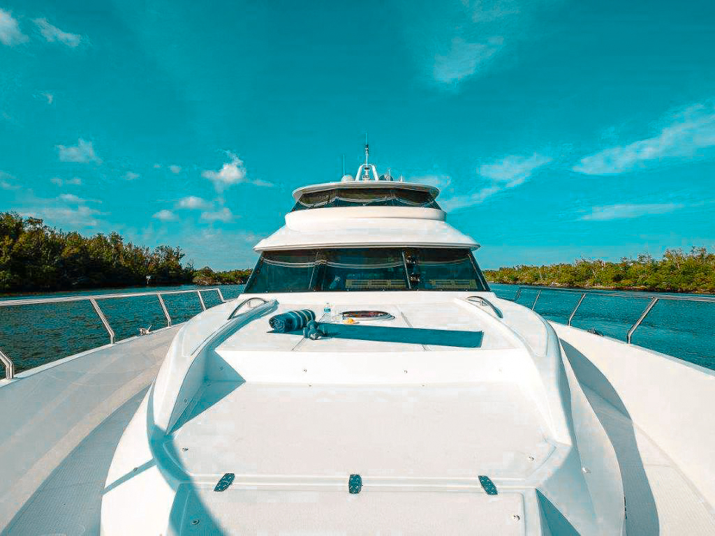 Exterior view of 76 Horizon yacht in The Bahamas