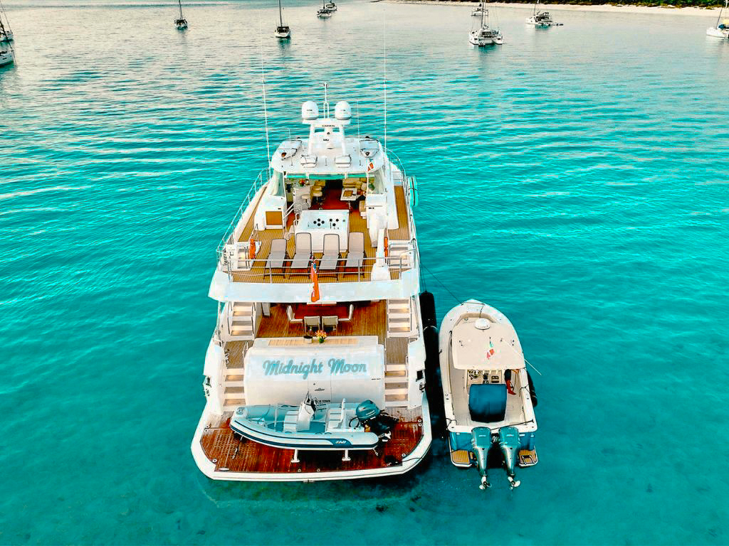 Side view of the 87 Horizon yacht docked in the Bahamas