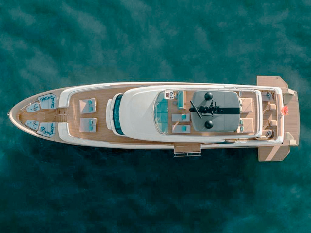 Upper deck and sunbathing area on the 118 San Lorenzo yacht