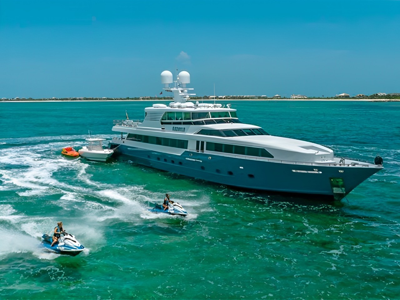 133 Splendor yacht cruising in The Bahamas