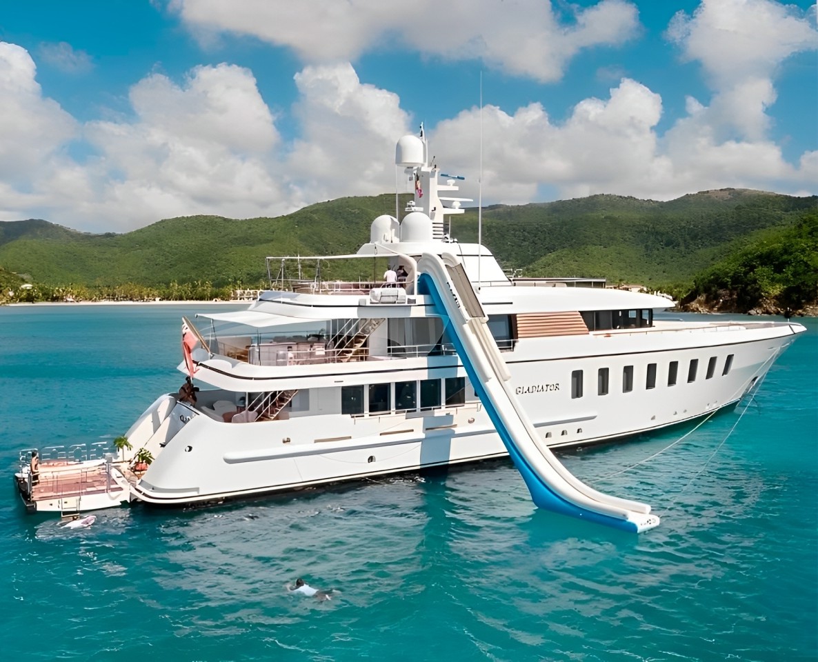 146 Feadship superyacht with jacuzzi for charter in The Bahamas