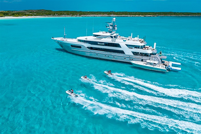 185 Delta yacht dining area