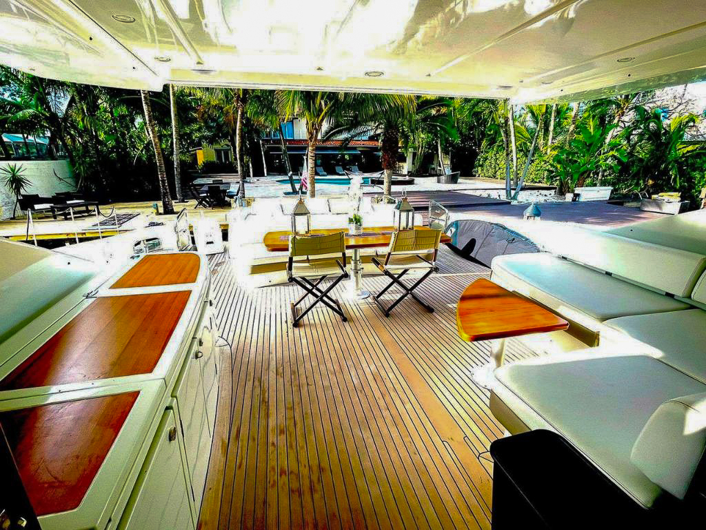 86 Azimut S yacht deck space with sunpads