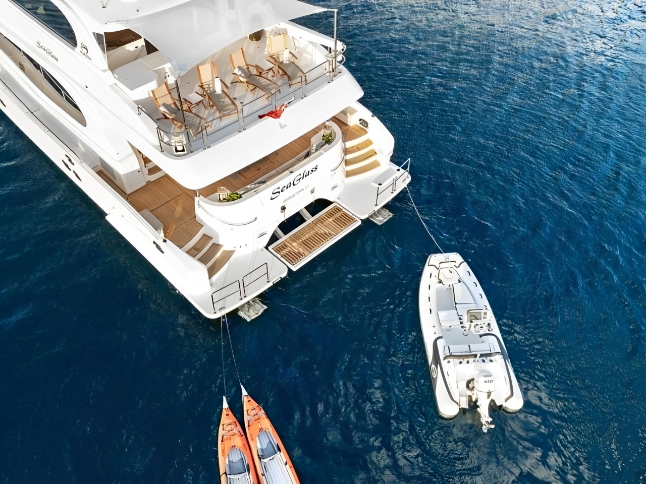 Spacious saloon of 74 Horizon yacht