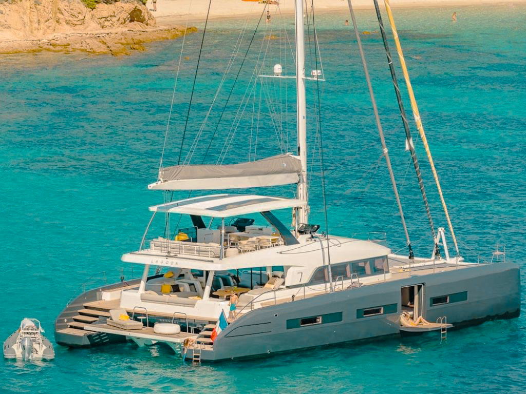 Exterior view of the 78 Lagoon II yacht at sea