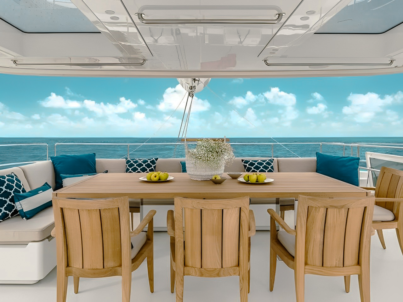 Interior salon of 80 Sunreef II with comfortable seating