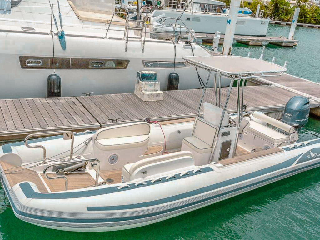 Forward deck of the 85 Horizon with sunbeds and ocean views