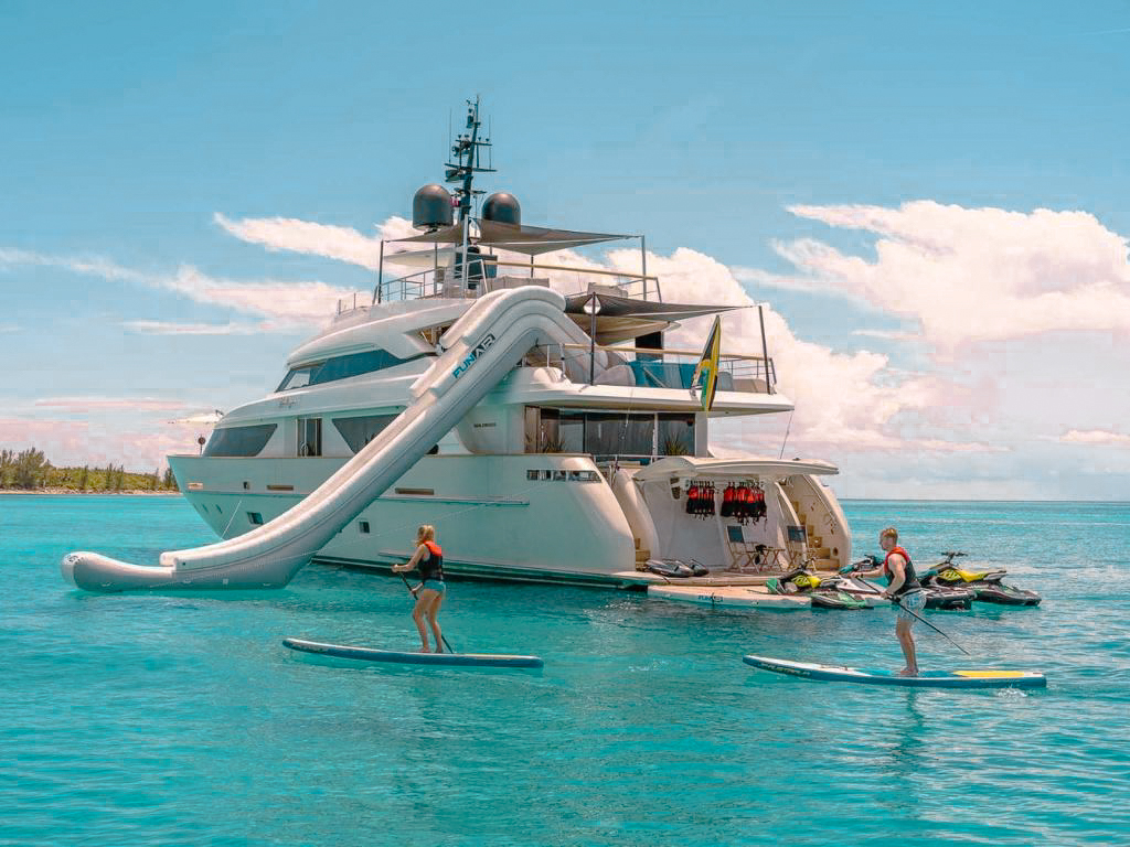 Side view of the 112 San Lorenzo yacht cruising