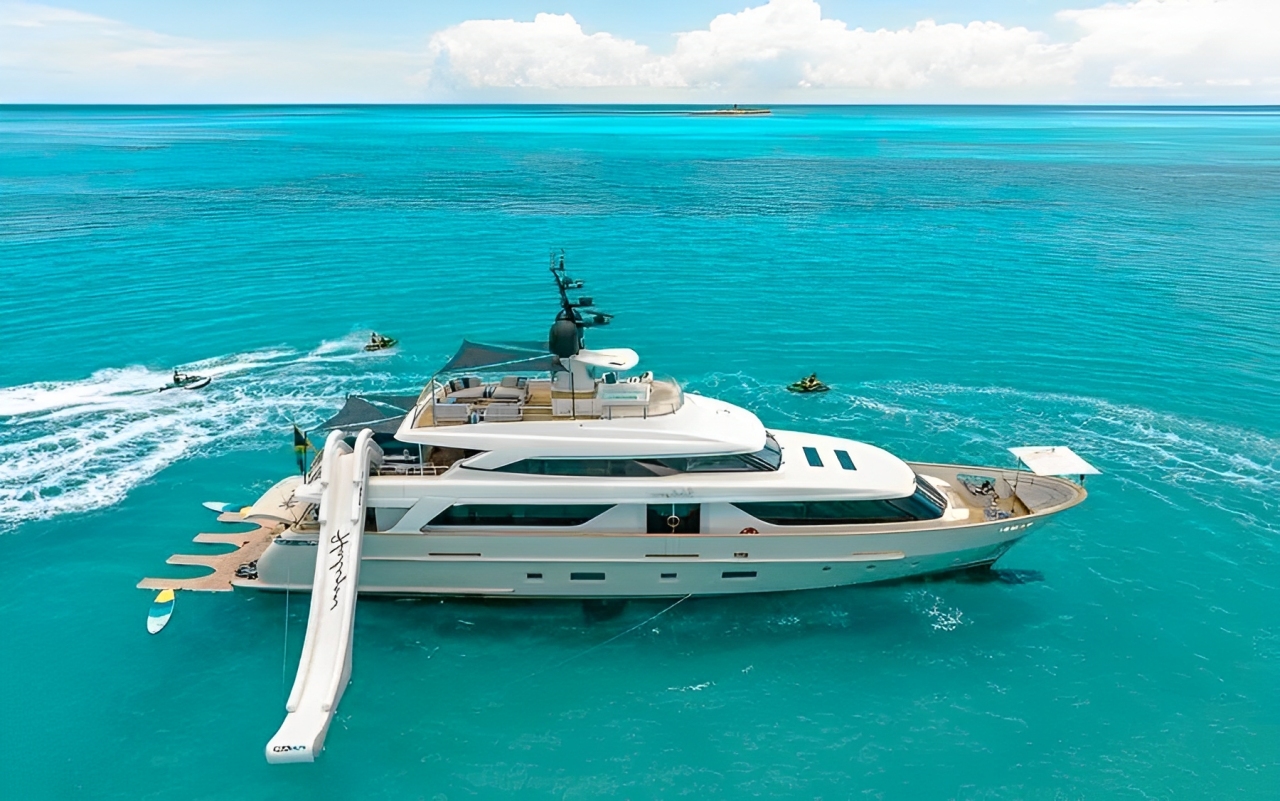Exterior view of the 112 San Lorenzo yacht