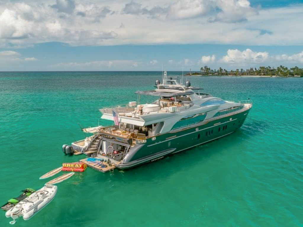 Bow of 116 Azimut II yacht with sun pads