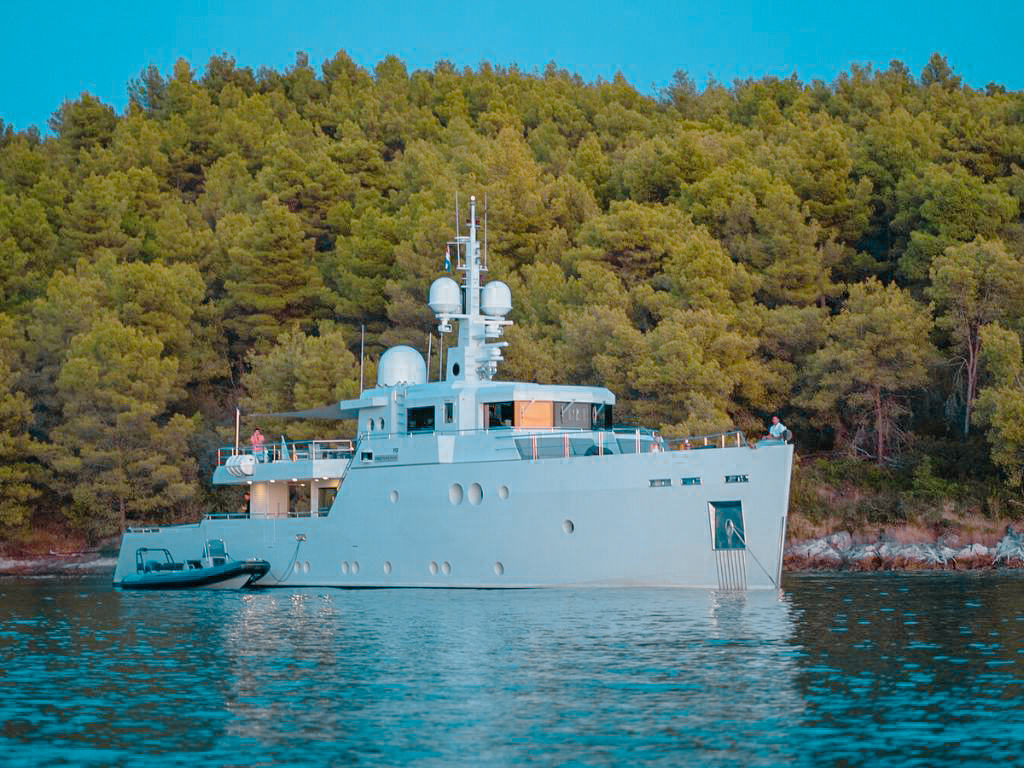 Exterior of 119 Tansu yacht with large deck space