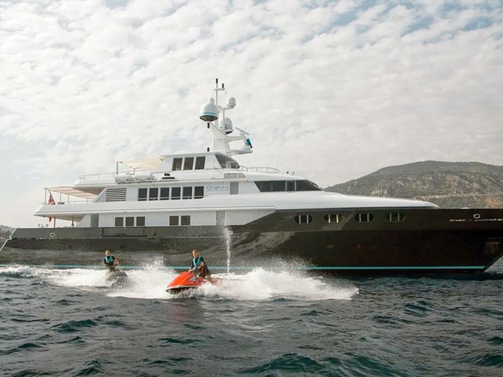 Side view of the 172 Codecasa yacht in Caribbean waters
