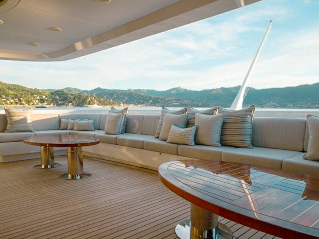 182 Turquoise yacht with tender and water toys