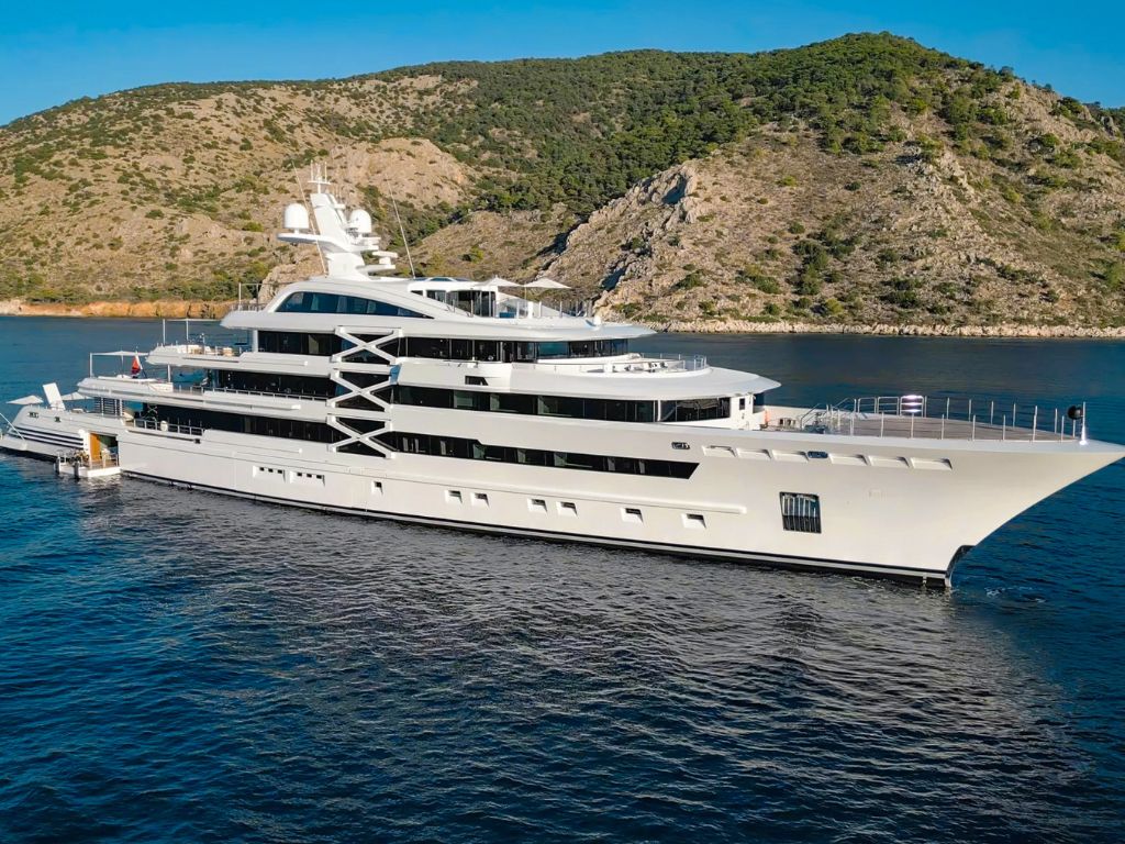 Exterior view of 288 Golden at sea