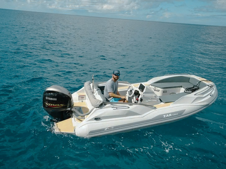 Spacious deck area of 60 Sunreef II yacht