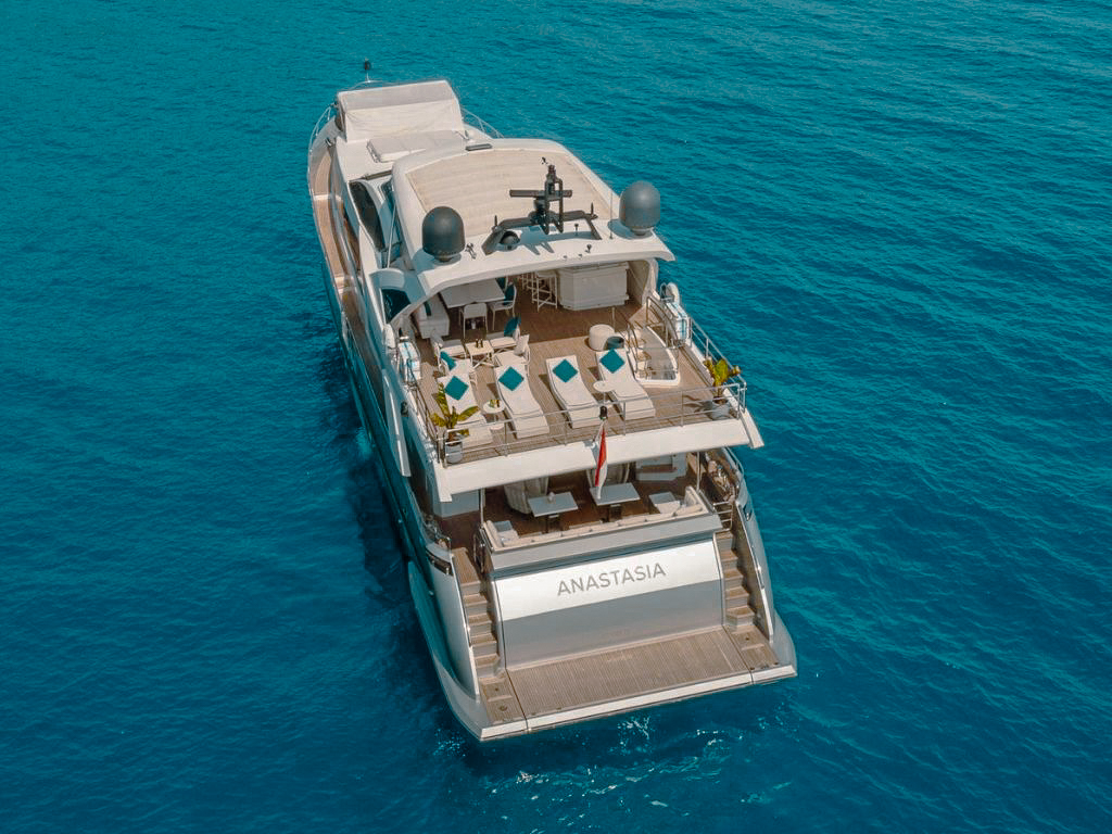 Exterior view of the back of the 94 Azimut yacht with the swimming platform