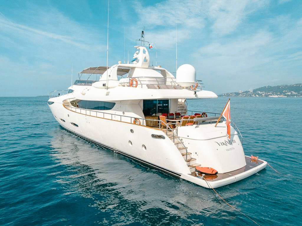 115 Notika yacht with tender in France