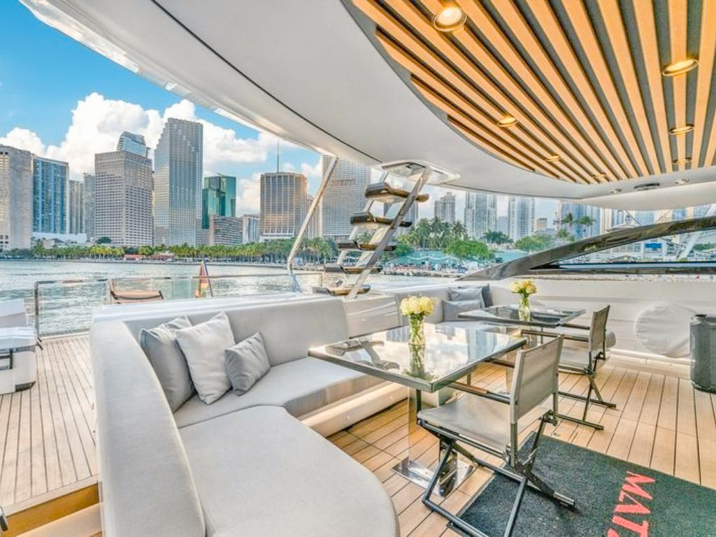 94 Azimut S10 yacht master cabin bedroom
