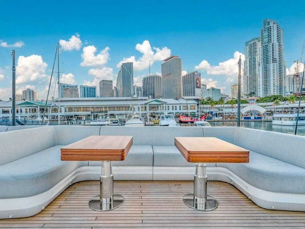 94 Azimut S10 yacht bow deck seating